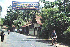 Hauptstraße im Osten Sri Lankas